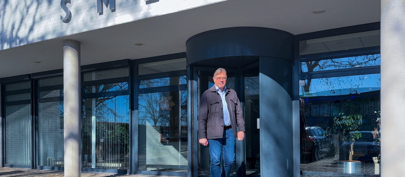 Remco staat voor de ingang van Smeets