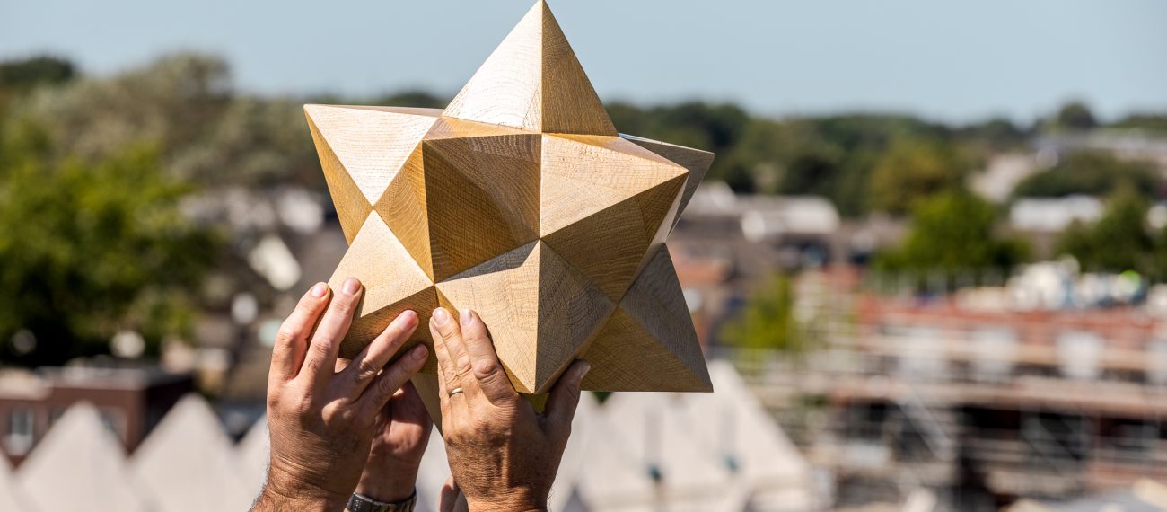De VB ster wordt gedragen door verschillende mensen